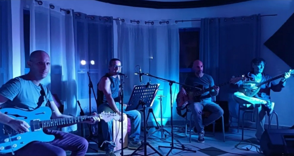 מופע קאברים – כלי הקשה וגיטרה